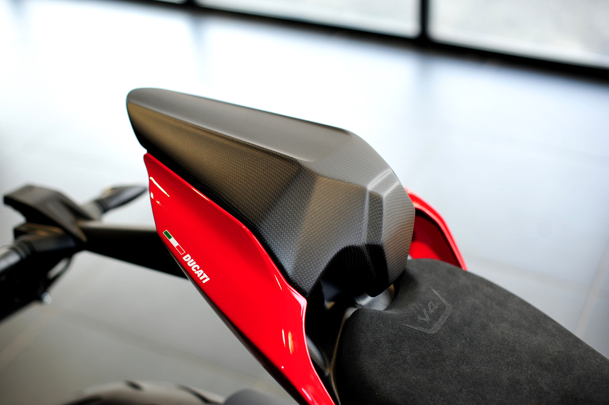 ETCタンデムシートカバー マットカーボン | ドゥカティ等のパーツ開発