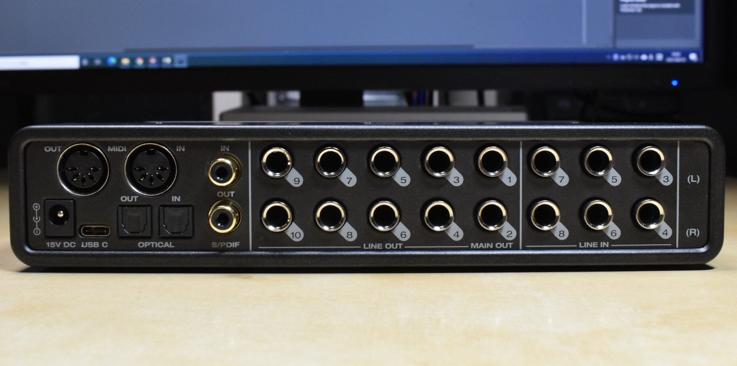 超高音質を誇る18in/22outのMOTUの第5世代UltraLiteインターフェイス