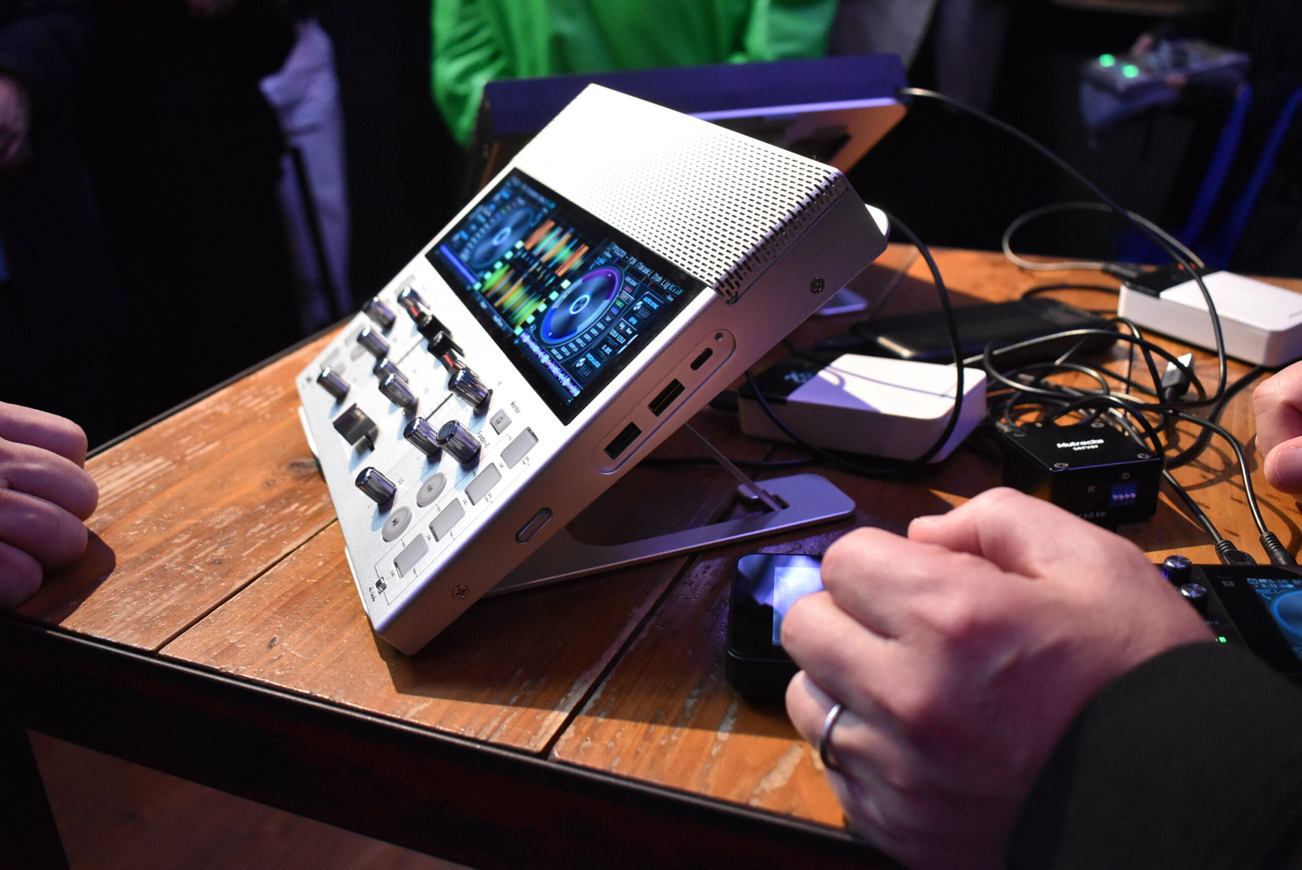 A4サイズのポータブルDJシステム、GODJ Plusの後継機、FJ1のクラファン