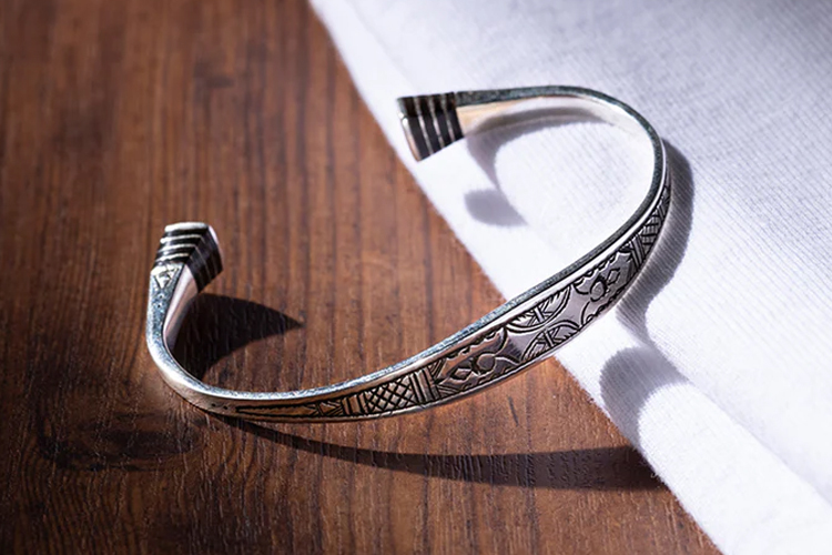 お値打ちトゥアレグ♪】シルバー&ウッドの異素材使いが目を引く