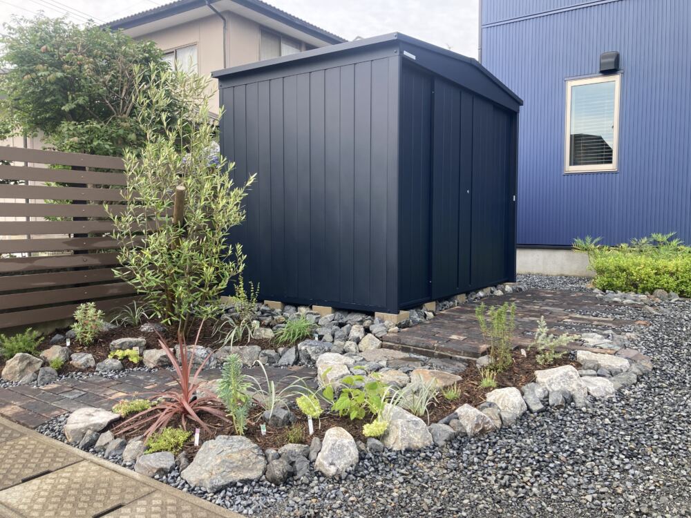 マツモト物置 MN-2618×ヴィンテージ感あるロックガーデン – お客様の声