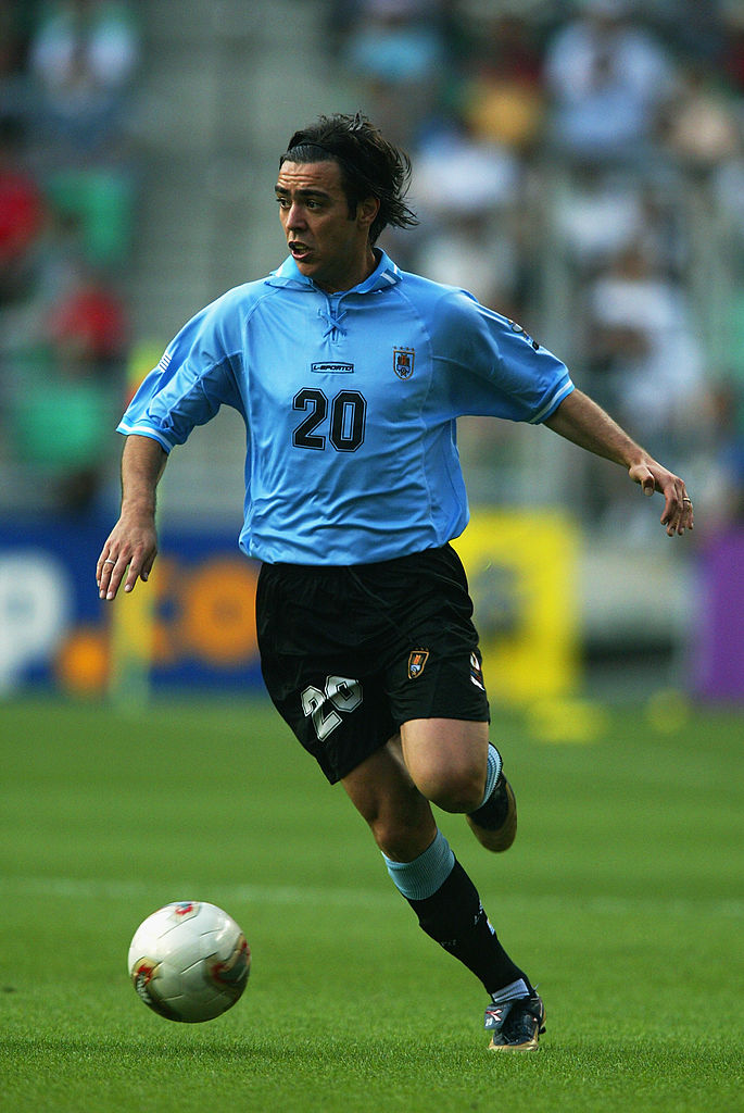 左足で虹を描く男 ウルグアイ伝説の天才レコバがビーチサッカーに転身