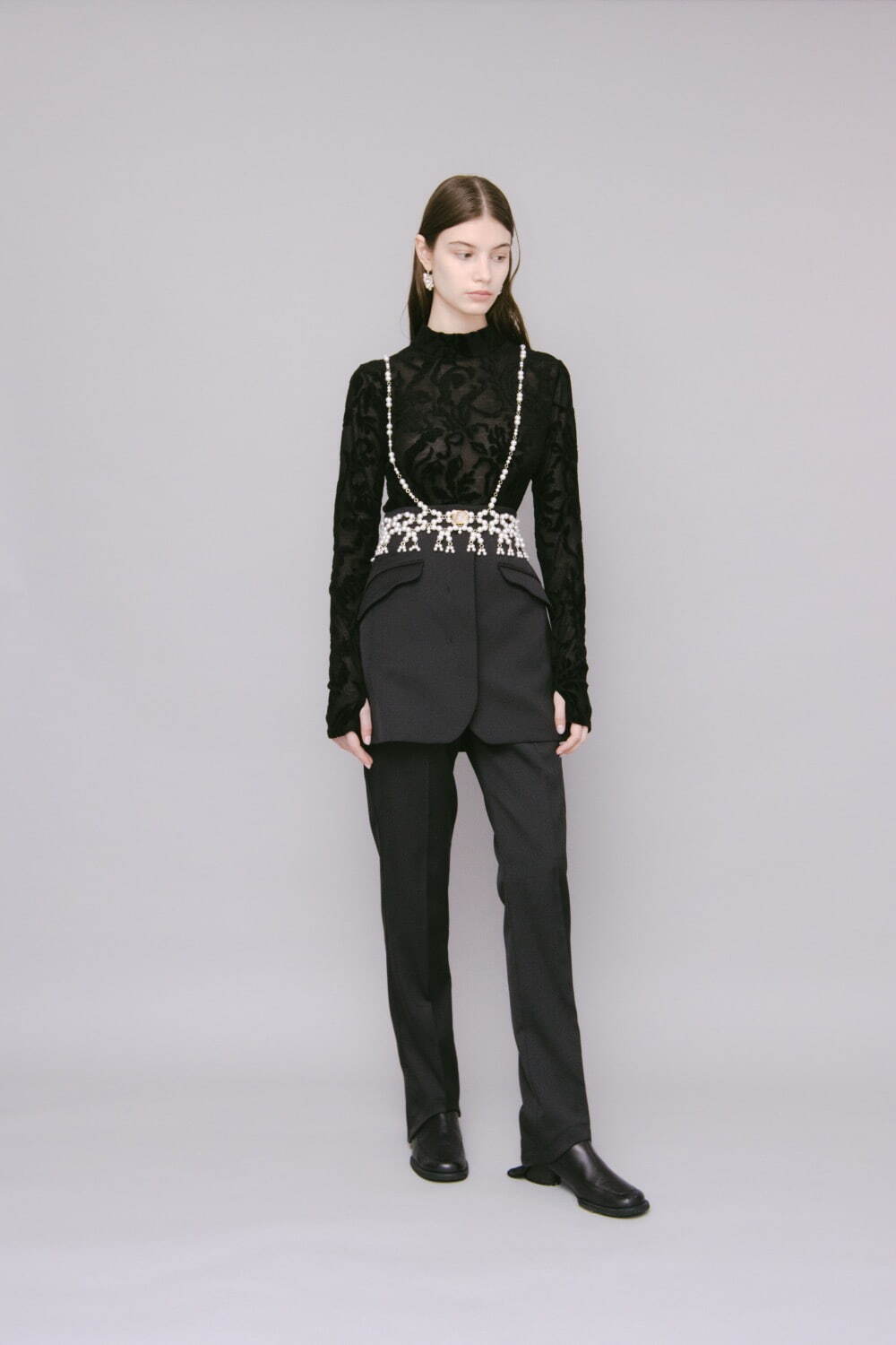 ミューラル“雪の結晶”に着想したパールビスチェ＆ベルト、東京では試着