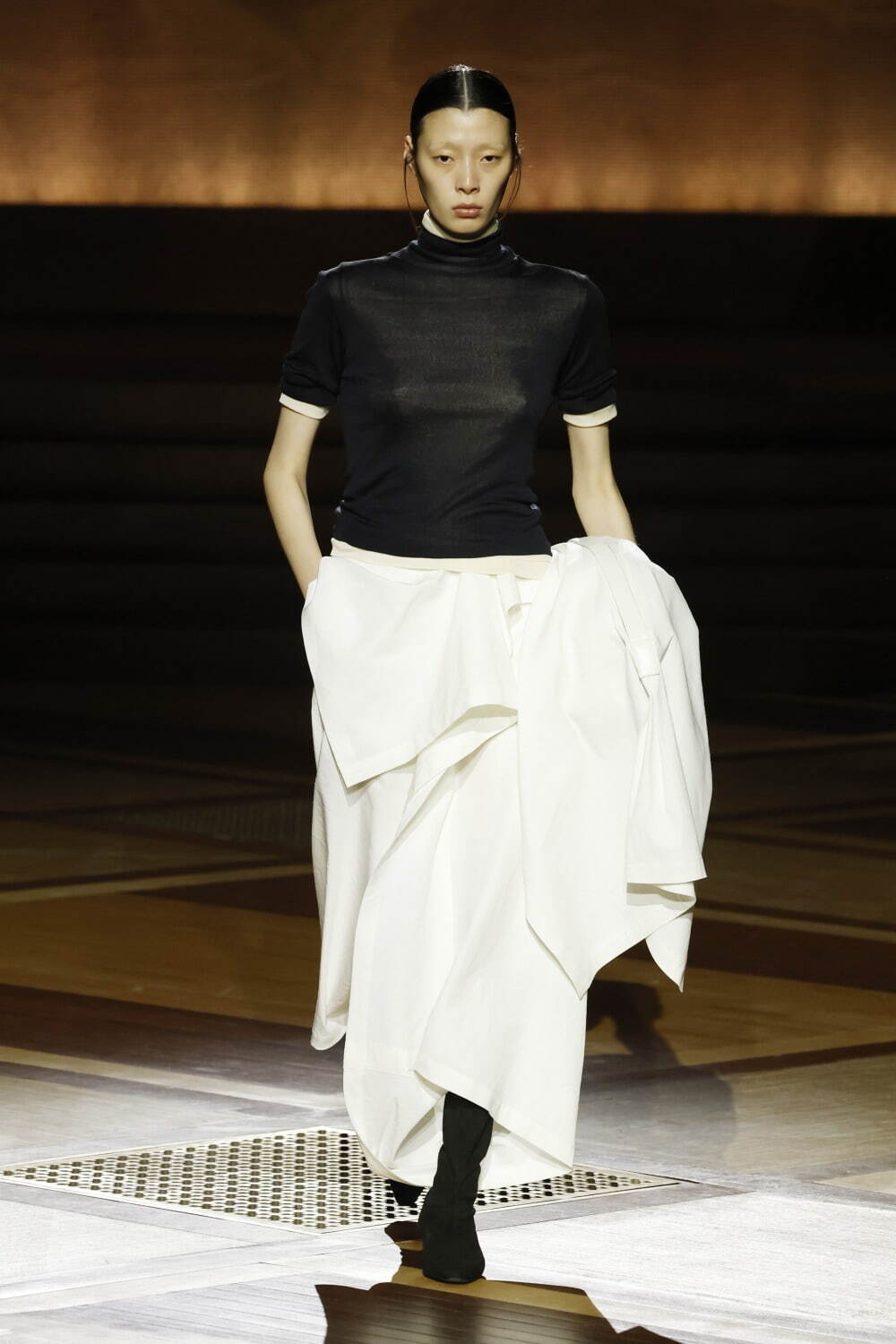 イッセイ ミヤケ 2024年秋冬ウィメンズコレクション - “まとう服”の