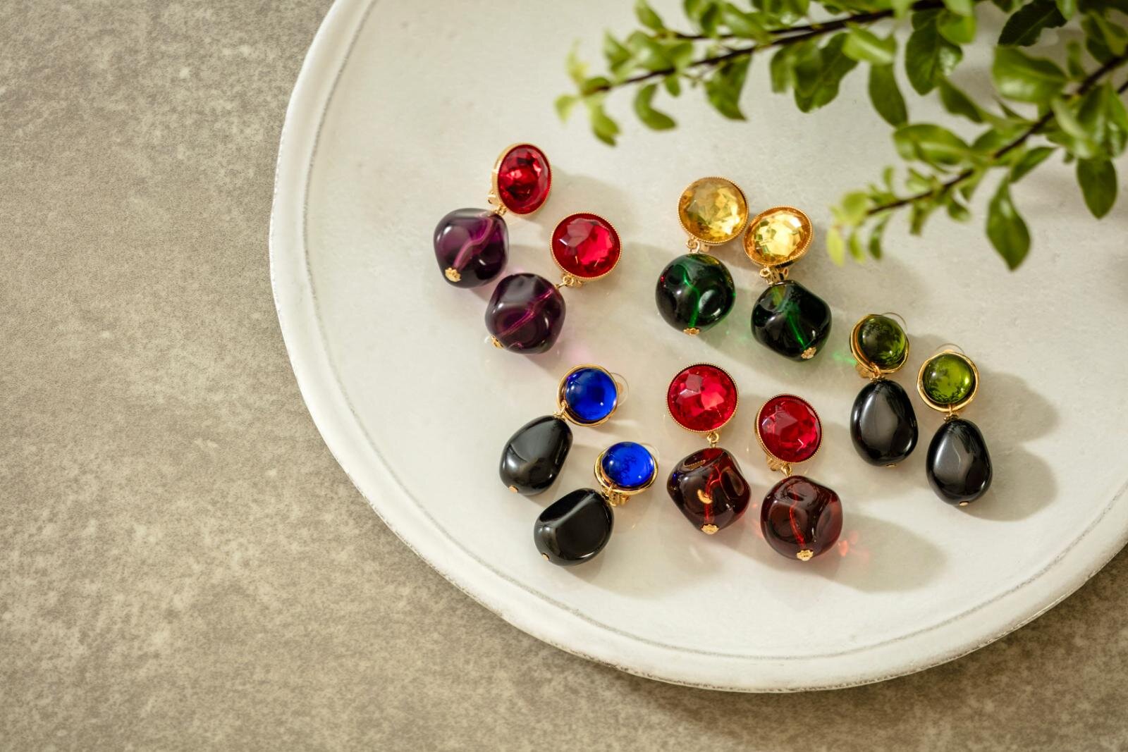 セシル・エ・ジャンヌのクリスマスジュエリー、“深みレッド”の花型