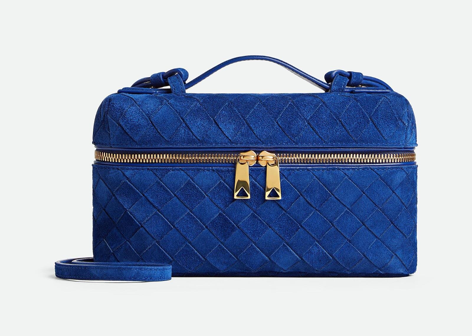 ボッテガ・ヴェネタ“ロイヤルブルー”のバッグ、ゴールドパーツ際立つ