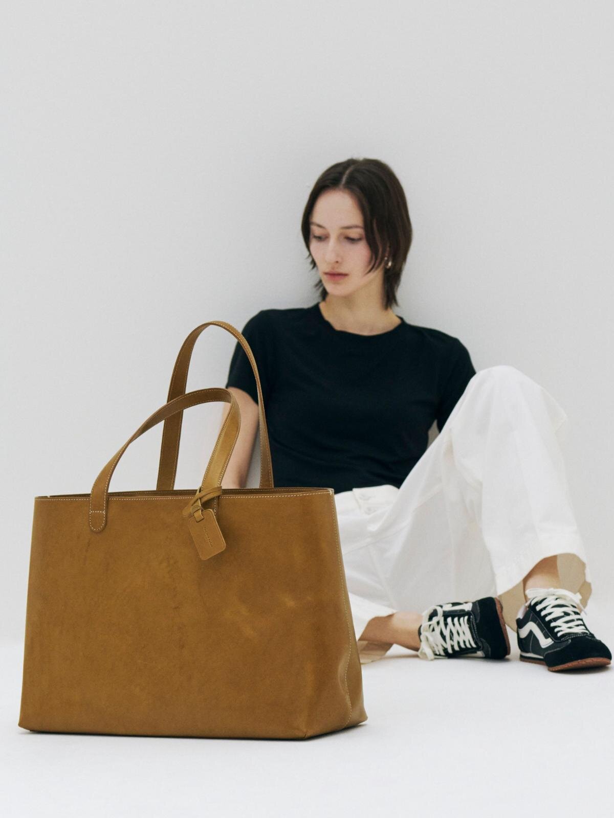 土屋鞄“1枚革仕立て”シリーズ「ディアリオ」、限定色カーキを纏った大