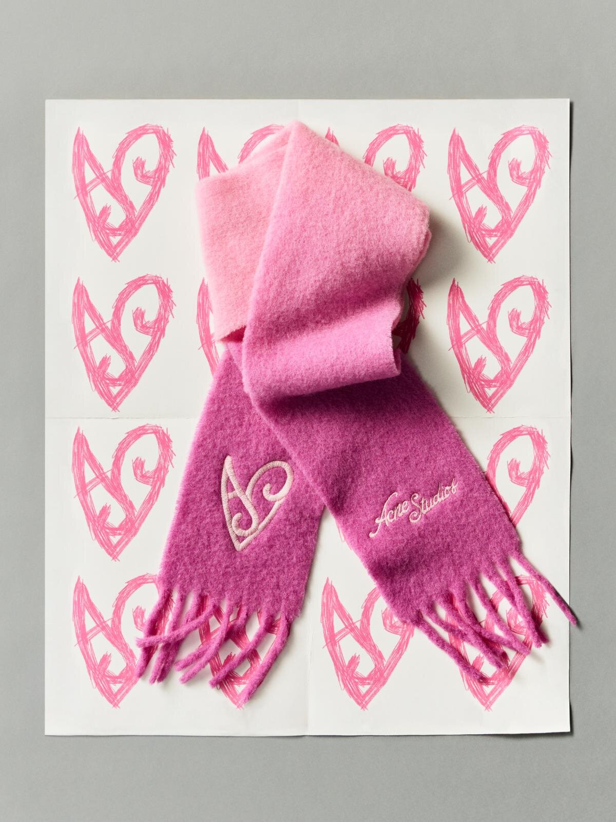 アクネ ストゥディオズ、ハート刺繍入り“ピンクグラデ”マフラー