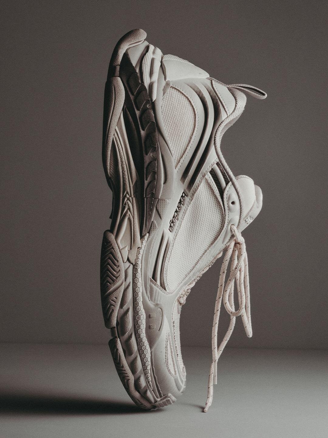 バレンシアガのスニーカー「トリプル S.2」異なる靴底を組み合わせた