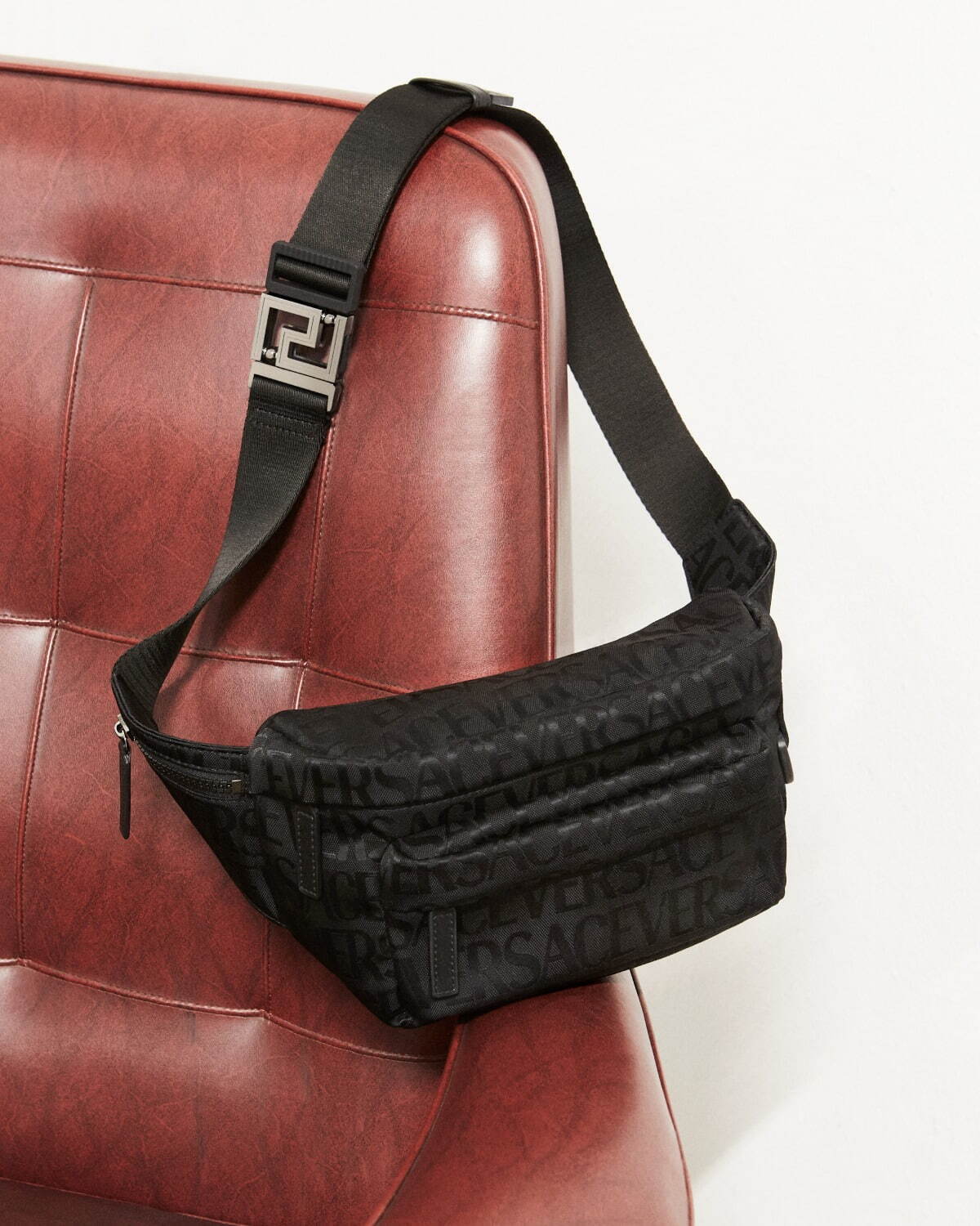 ヴェルサーチェ「ネオ ナイロン」“再生ナイロン”使用の新メンズバッグ