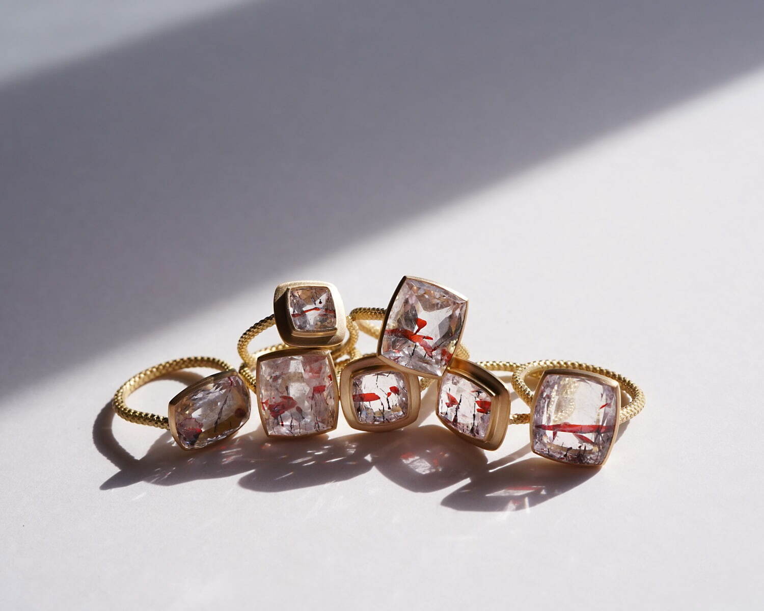 トーカティブ15周年“ダイヤモンド”輝く5連リング、花びらが舞うような1