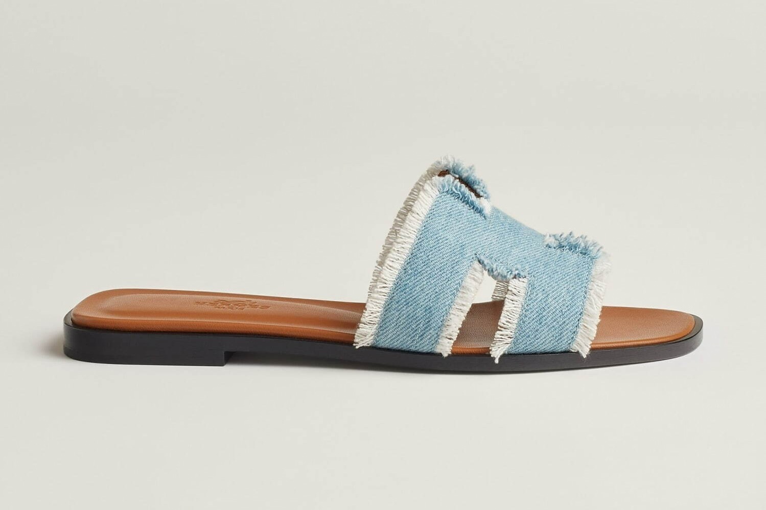 シャネル ココ ビーチ」マットブラックのストラップサンダルや“ダブルC