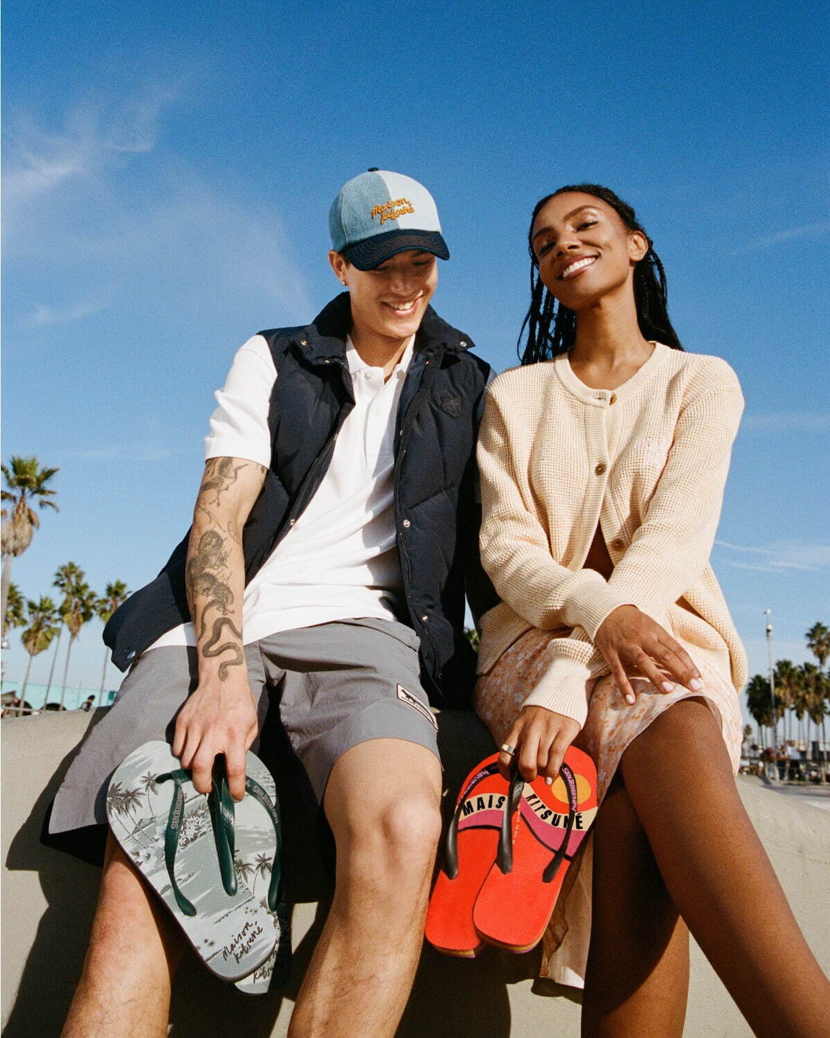 メゾン キツネ×ハワイアナス“真夏の海岸”ビーチサンダル、鼻緒に