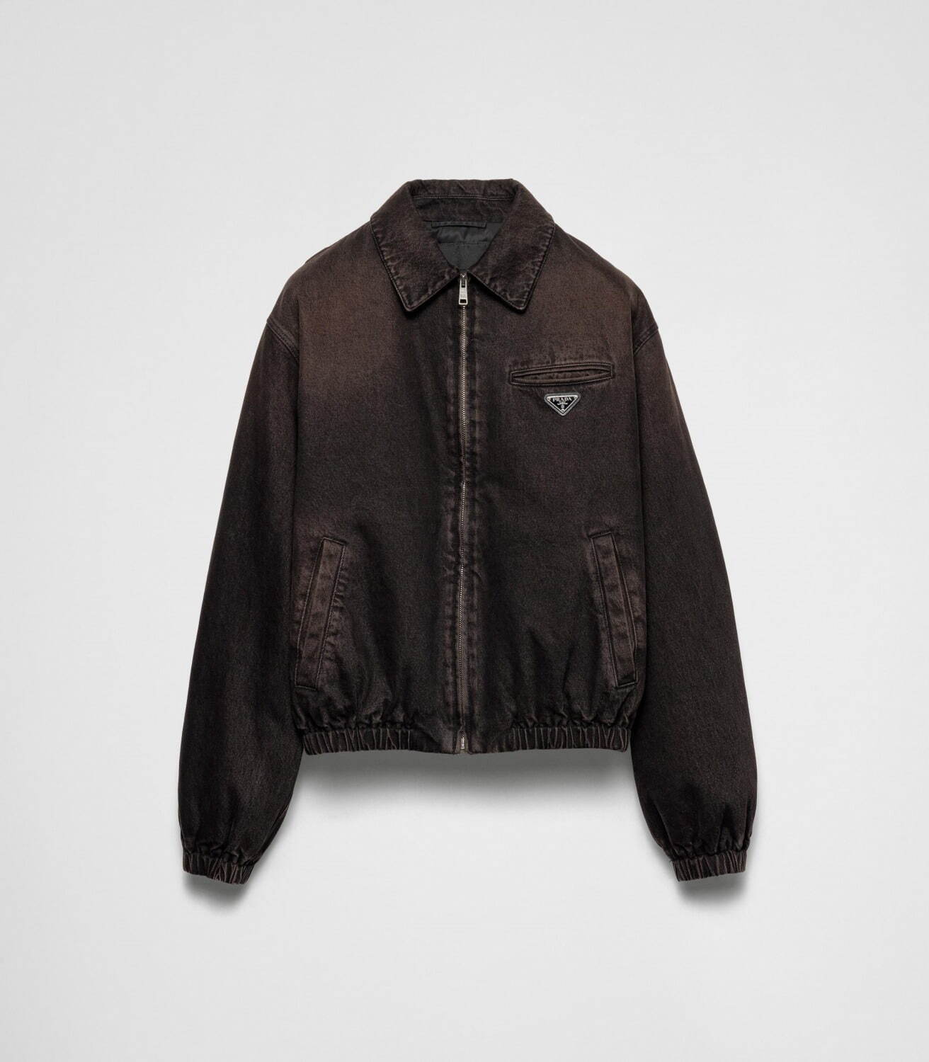 プラダ24年秋冬、ふんわりシアリングのハンドバッグやヴィンテージ加工