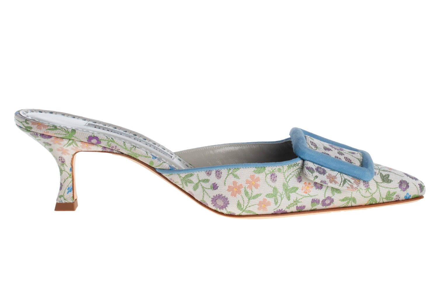 マノロ ブラニク24年春シューズ、パステルブルーの「ハンギシ」や