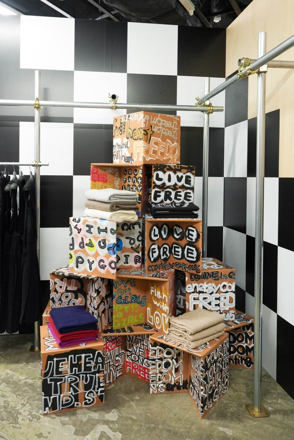 コム デ ギャルソン限定ストアが原宿に - 黒＆ピンクのウェアや