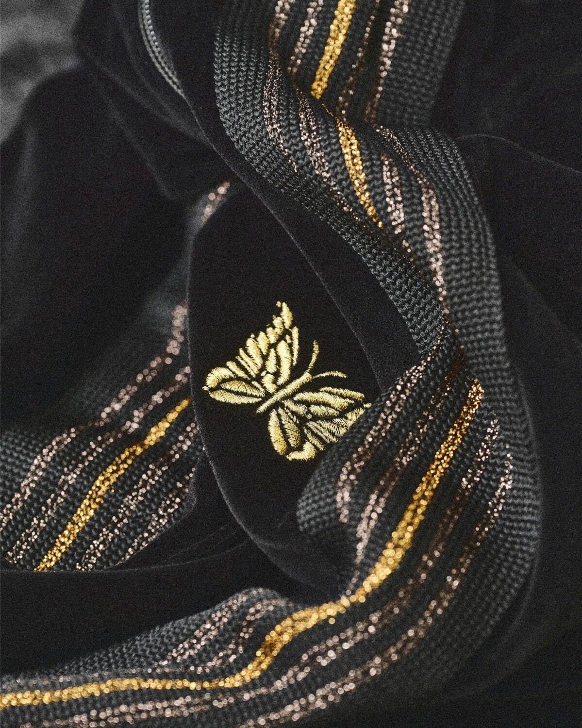 ニードルズのラブレス限定“上質ベロア”トラックパンツ、ラメ入り