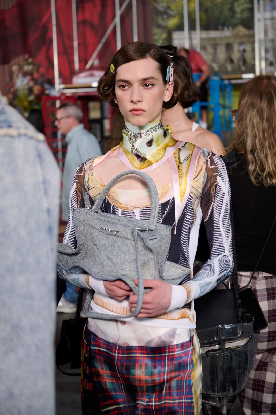 H&M×グレン・マーティンス、“自由に変形”コートやだまし絵プリントの