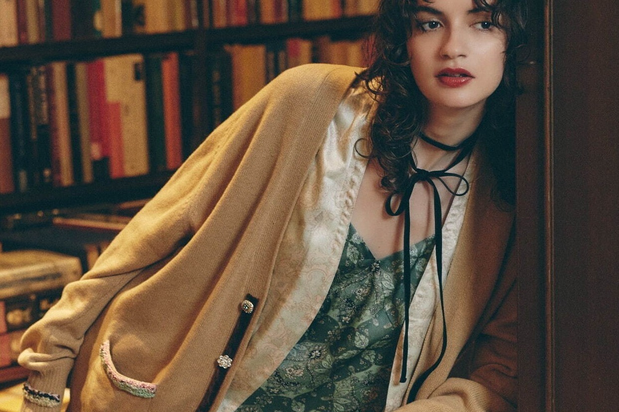 アウラの新作スカジャン、鹿や月・太陽の刺繍を施した色鮮やかな