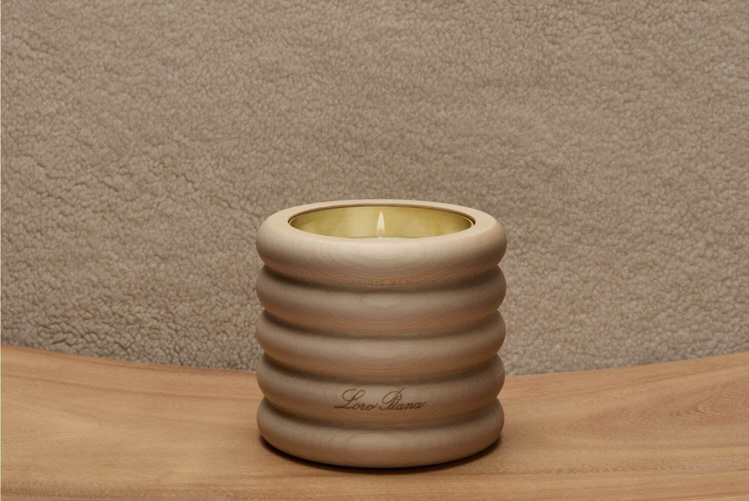 ロロ・ピアーナから“ファブリックの触感”着想アロマキャンドル、濃厚