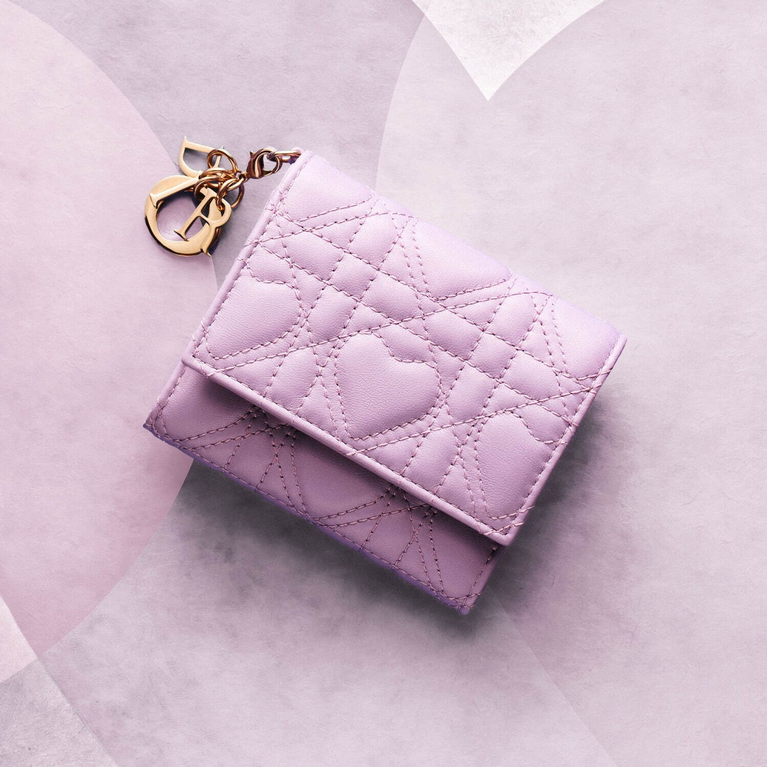 ディオール“幸運を呼ぶハート”の「カナージュ」ステッチ入りミニ財布