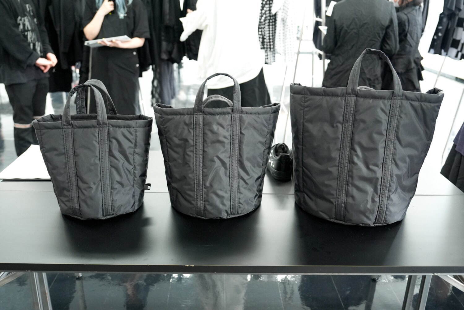 ブラック・コム デ ギャルソン×吉田カバン、オールブラックの中綿入り