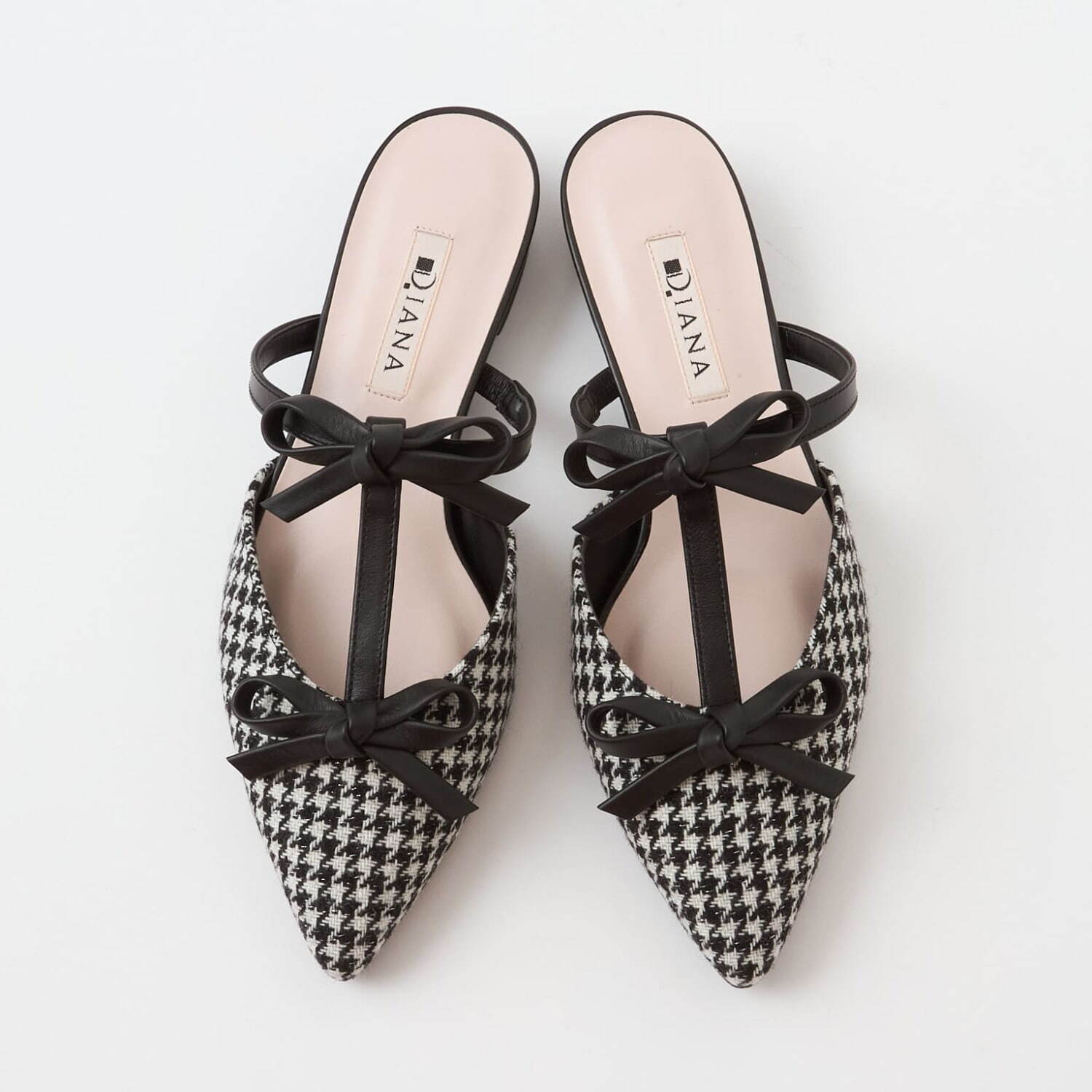 ダイアナ「プチリボン」を飾ったシューズ、“バレリーナ風”リボンの
