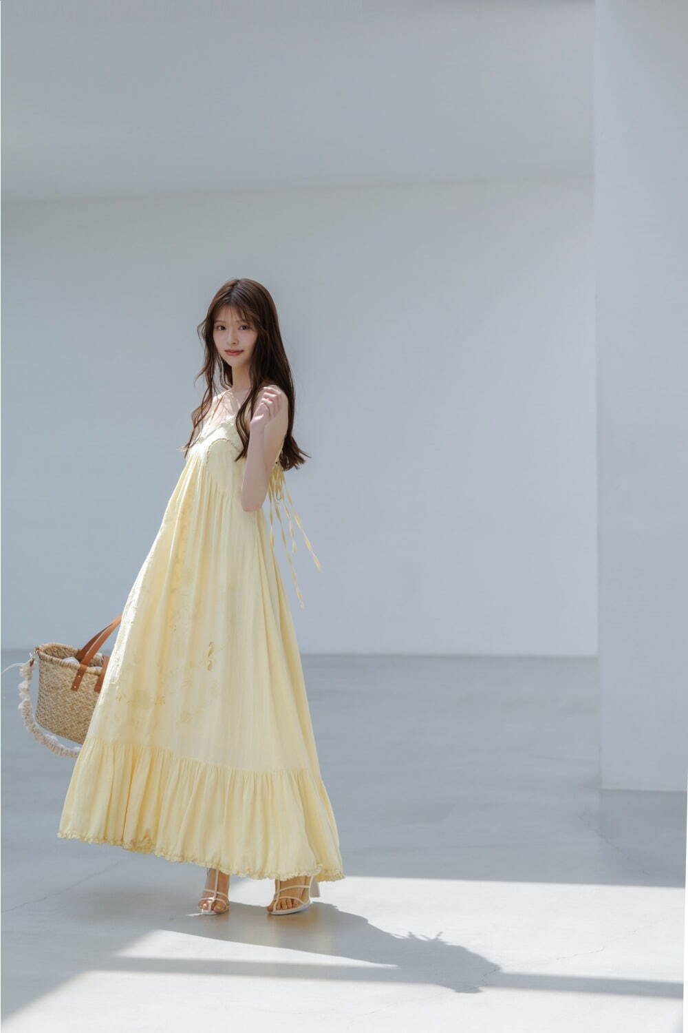 スナイデルの夏ワンピース、ひだまりイエローの刺繍キャミワンピ