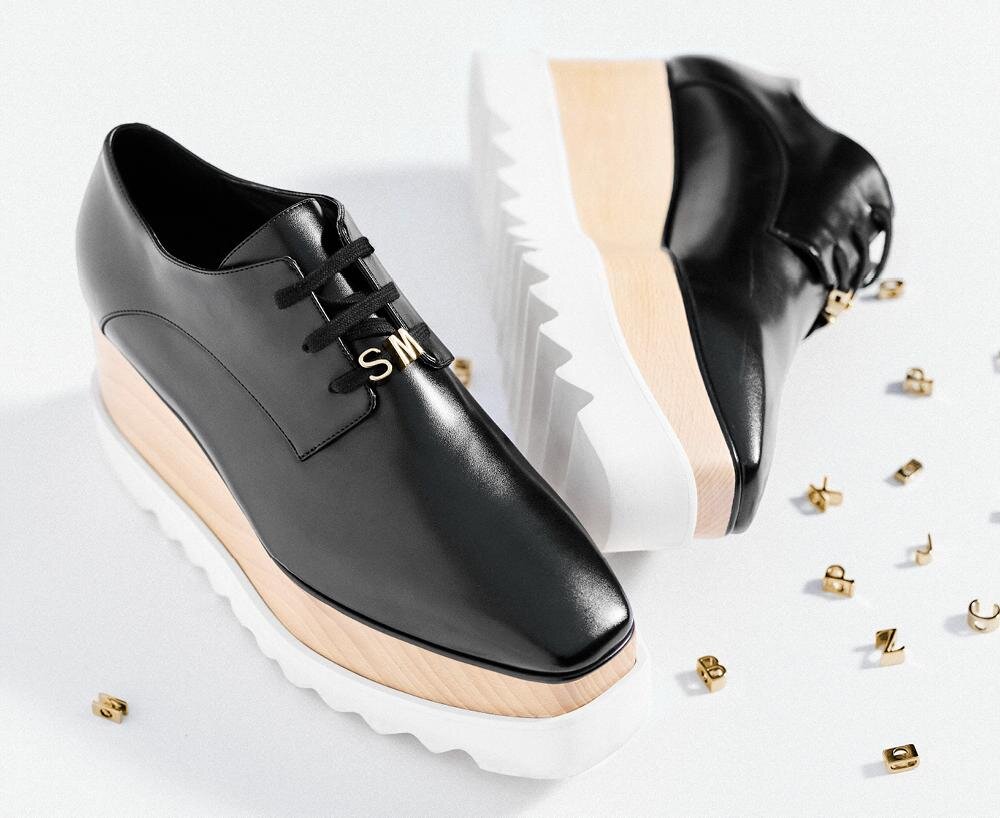 ステラ マッカートニーの厚底シューズ「エリス」“チャームカスタム