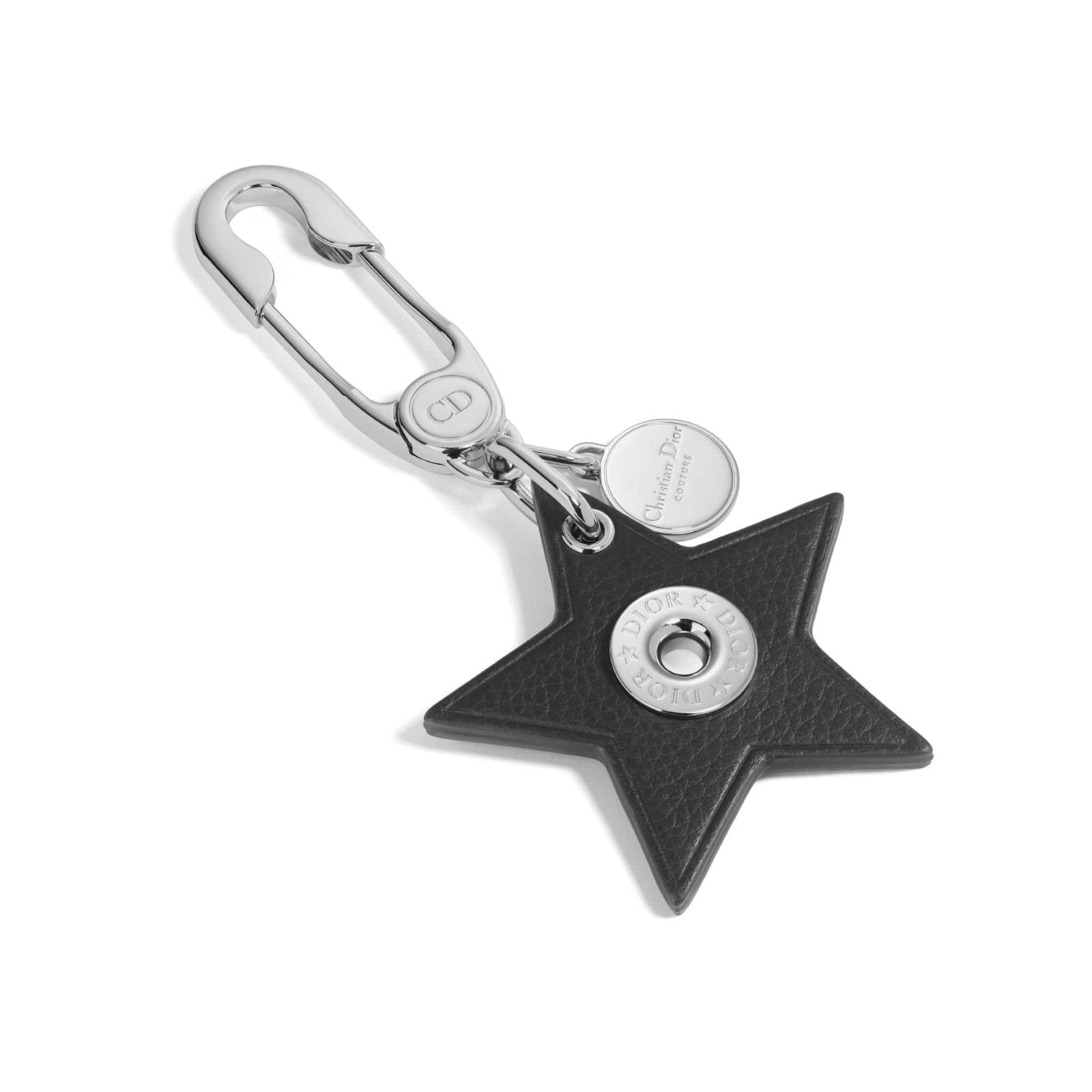 ディオールのレザーキーホルダー、「サドル」バッグ着想の鳥モチーフ