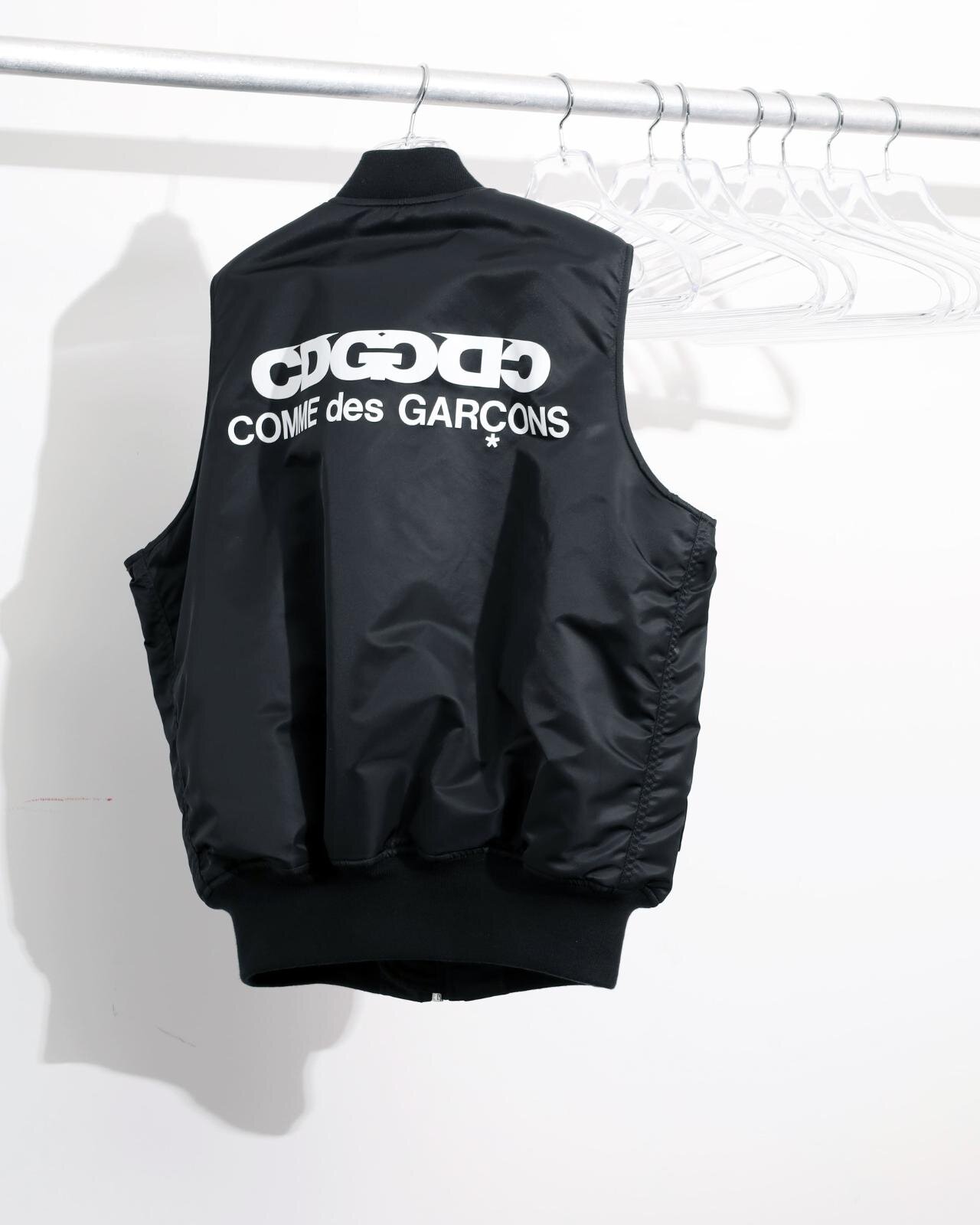 CDGロゴ入りブラックのMA-1ベスト、アルファ インダストリーズとコラボ