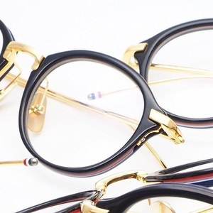 トム ブラウンのアイウェア「TB-011」限定モデル、遊び心きかせた