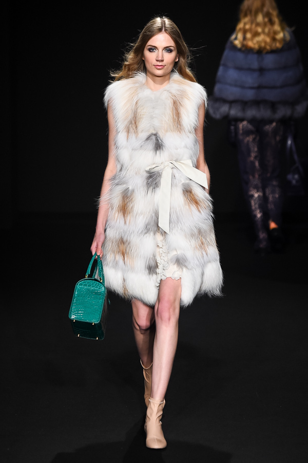 ロイヤル チエ 2017-18年秋冬コレクション - 赤からはじまるフェミニン