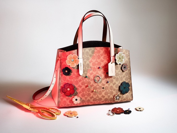 コーチから、水原希子カスタマイズによるバッグを限定発売