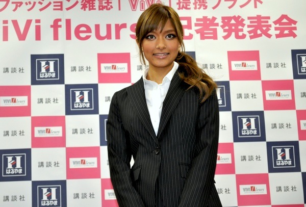 雑誌viviと提携したスーツブランド「vivi fleurs（ヴィヴィ フルール