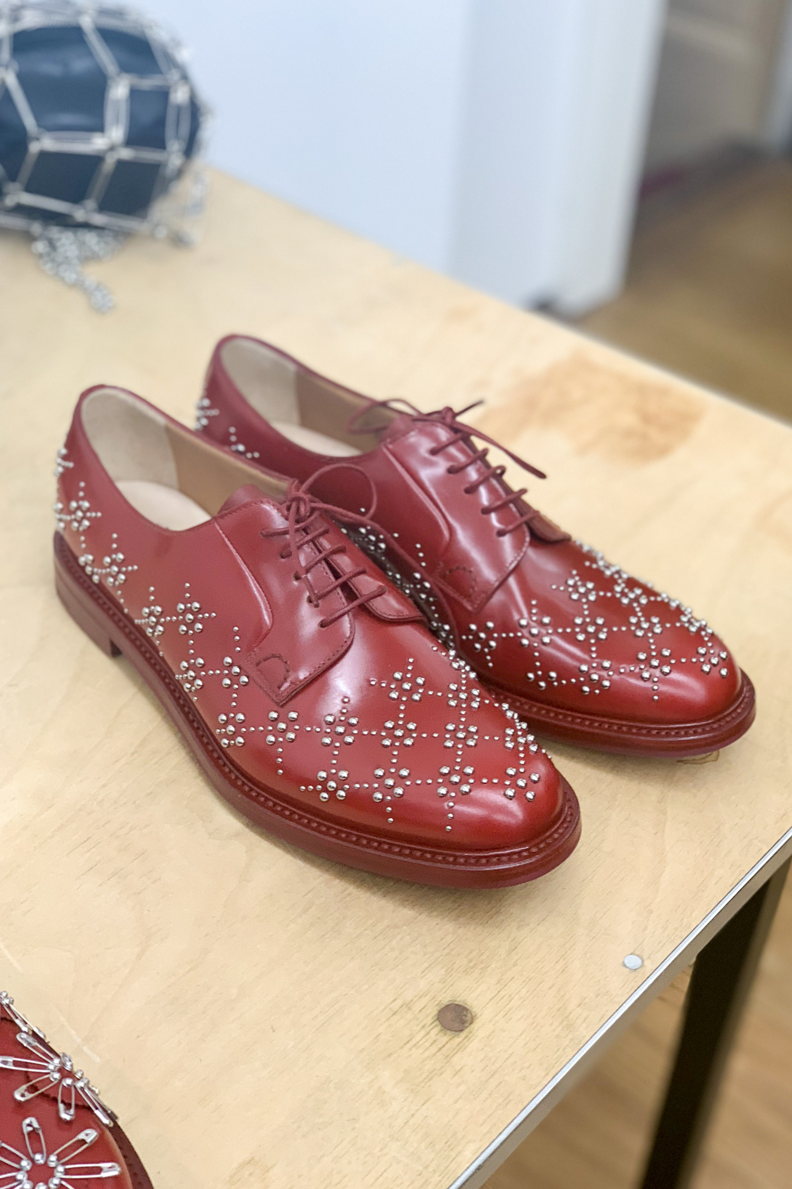 ノワール ケイ ニノミヤ」初コラボ チャーチとシューズ3型を制作