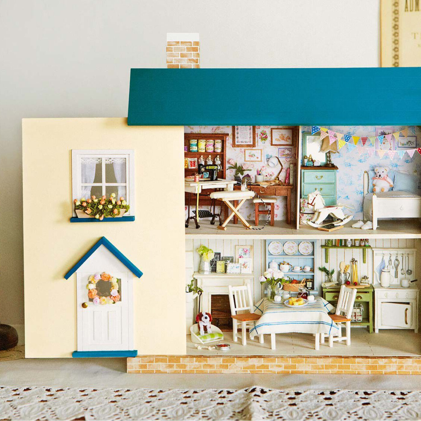 季節の飾りつけを楽しむ シャビーシック風ドールハウスのインテリアの