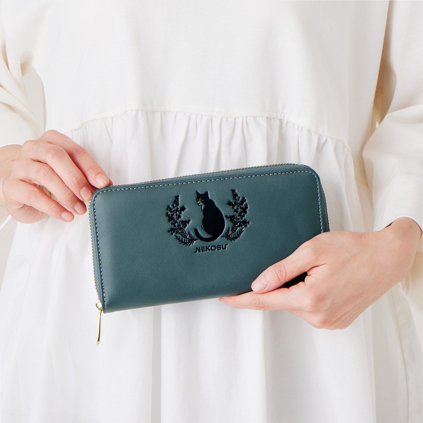 Long wallet with embossed lucky cat and mimosa | Nekobu