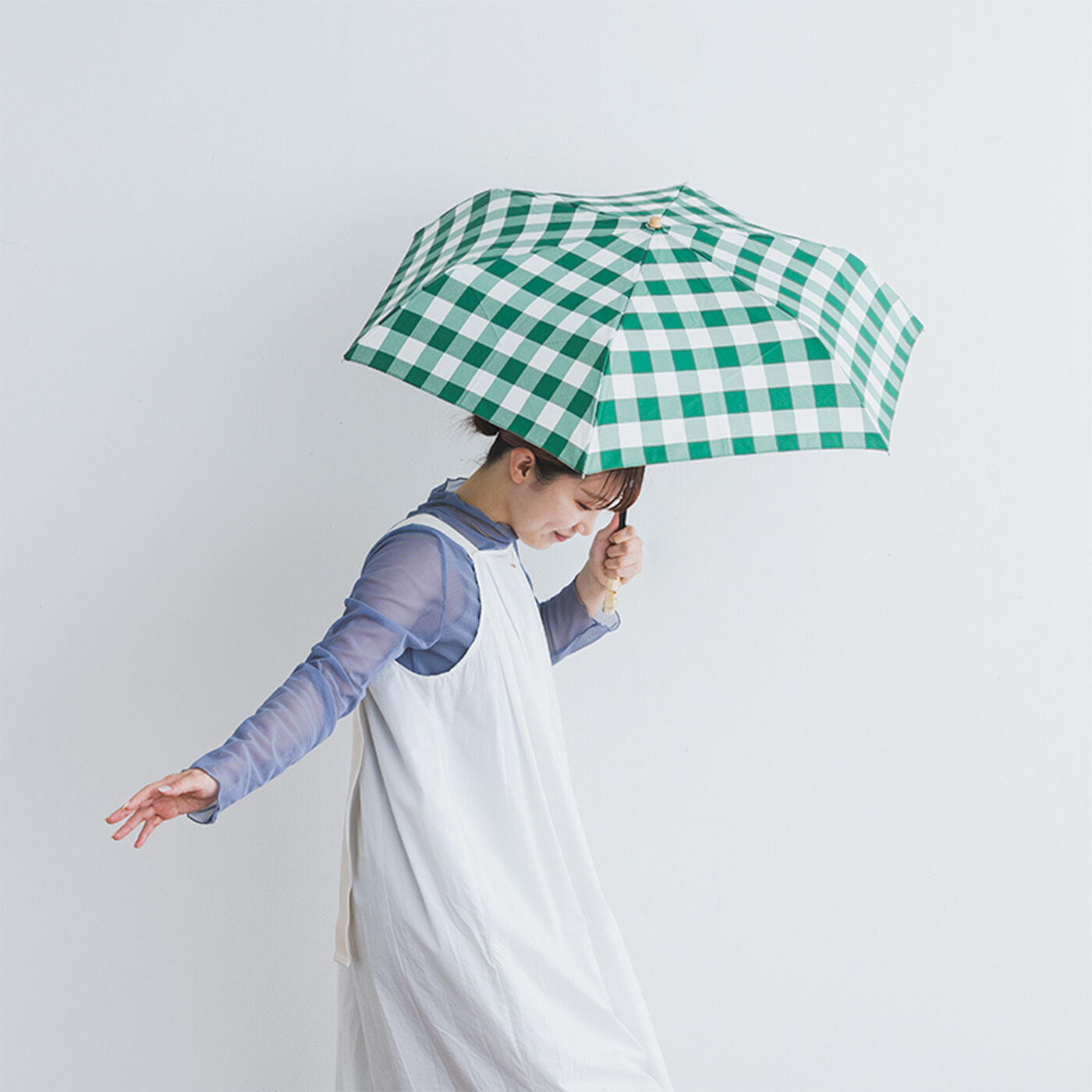 コーディネイトも楽しくUV対策 ギンガムチェックの晴雨兼用折り畳み