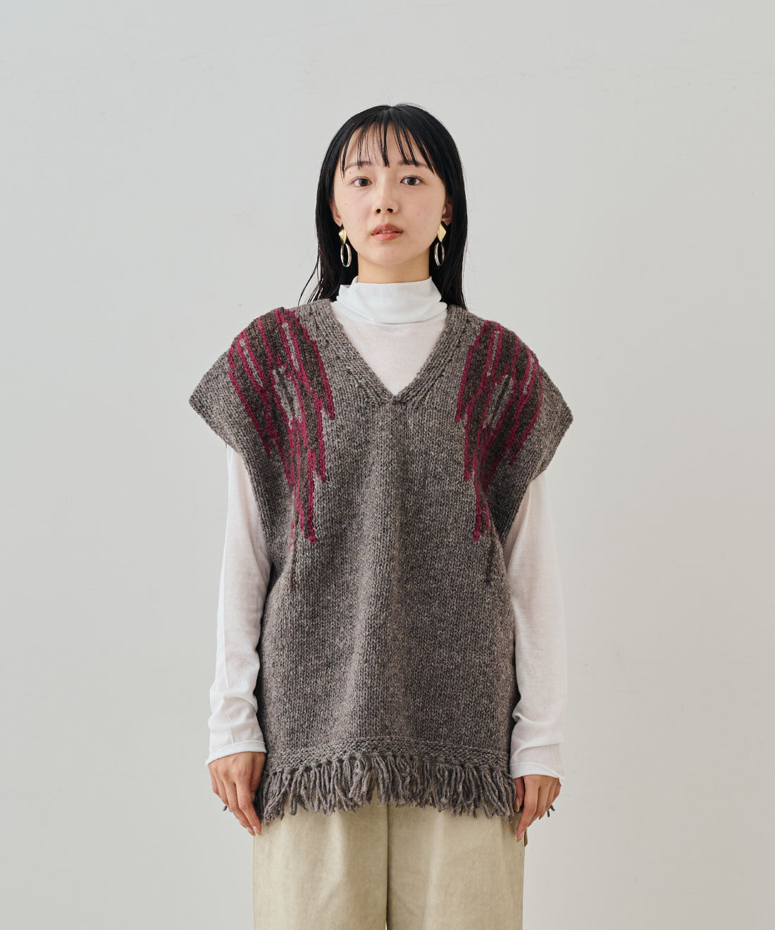 MEDE19F ペルーで手編みされた民族柄のルーズニットベスト〈グレージュ