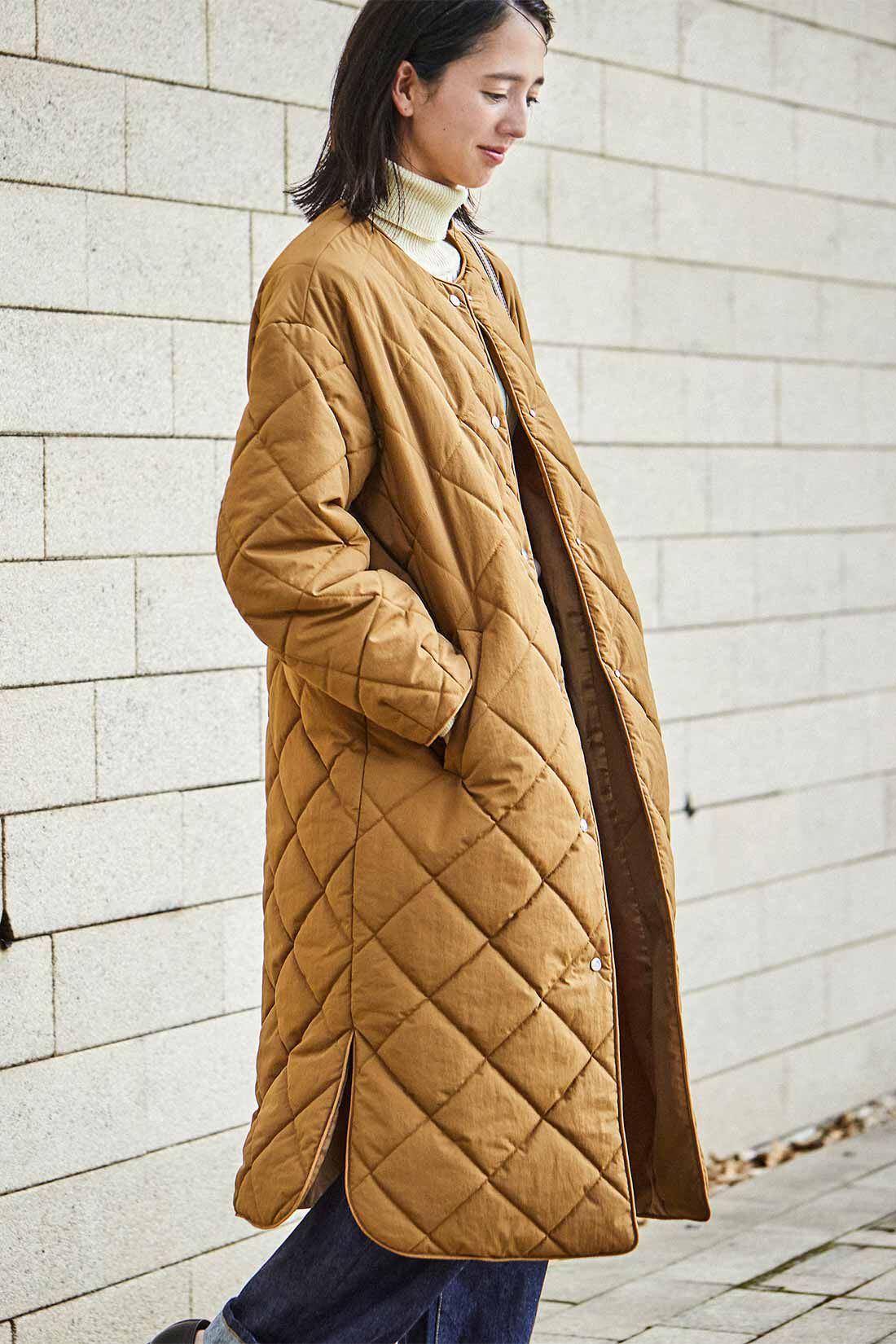 THREE FIFTY STANDARD キルトのノーカラーコート〈キャメル〉｜THREE