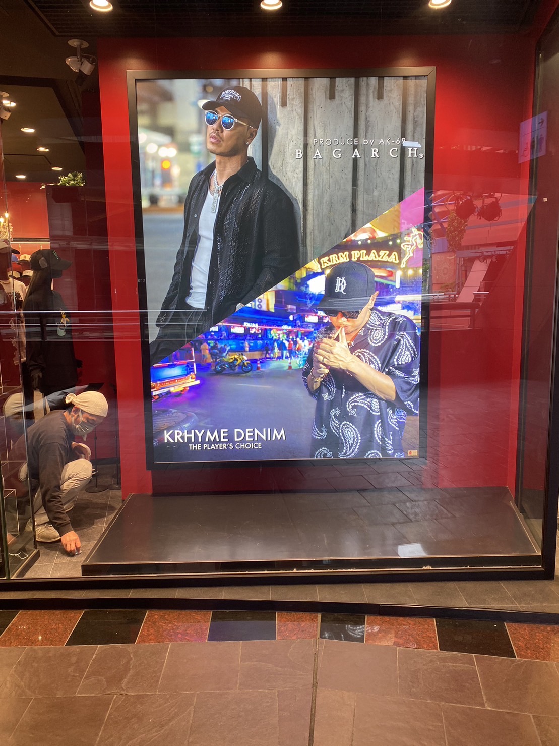 ショーウィンドウサイン・FFシート製作｜バガーチ × アヴァランチ