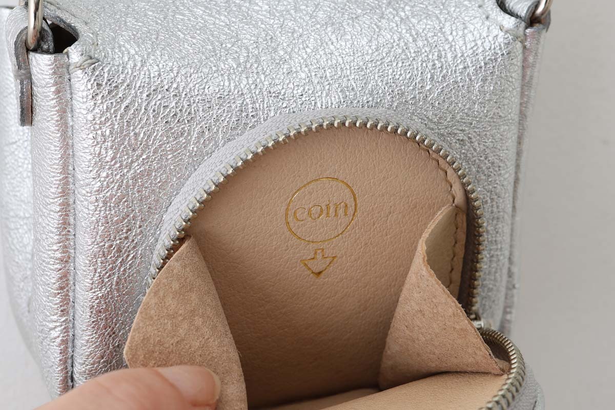 ebagos エバゴス ソフトメタリック 籐付きミニサイフ