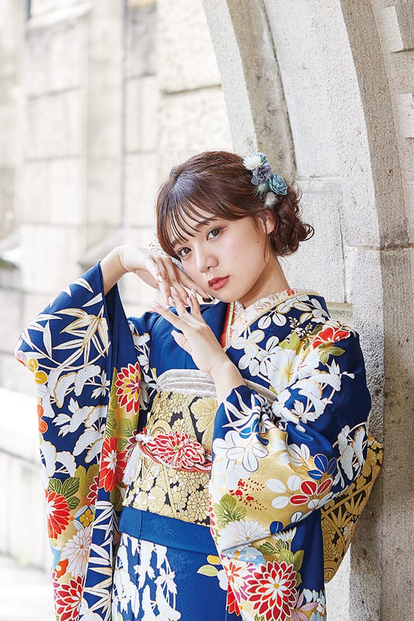 華やかな青色が目を引く振袖【H-502】｜振袖ギャラリー｜浜松市で成人