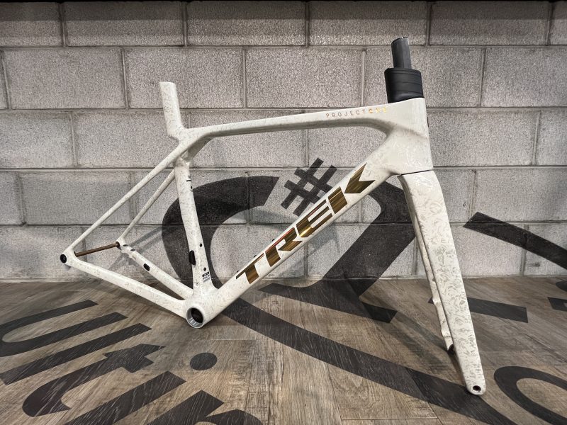 最高の一台にするならコレ。MADONE SLR GEN8フレームセットあります！！