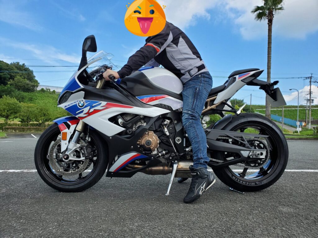 BMW S1000RR（新型 2019~）のノーマルシートとローシートの足付き性を