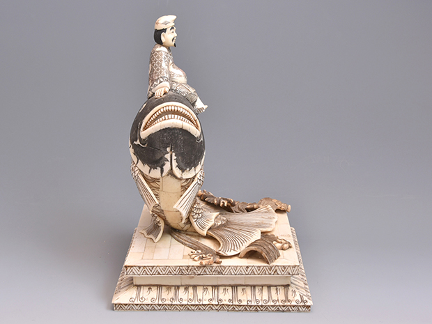 鯛に乗った恵比寿像 骨製 高さ：32cm | 古美術ささき