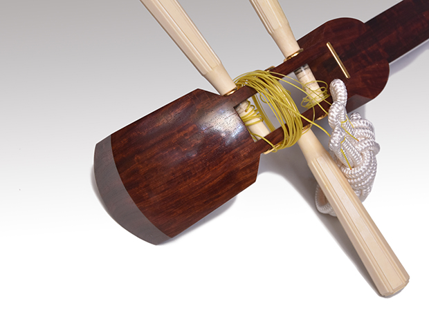 太棹三味線 紅木棹 虎斑文 象牙糸巻き 鼈甲撥付 | 古美術ささき