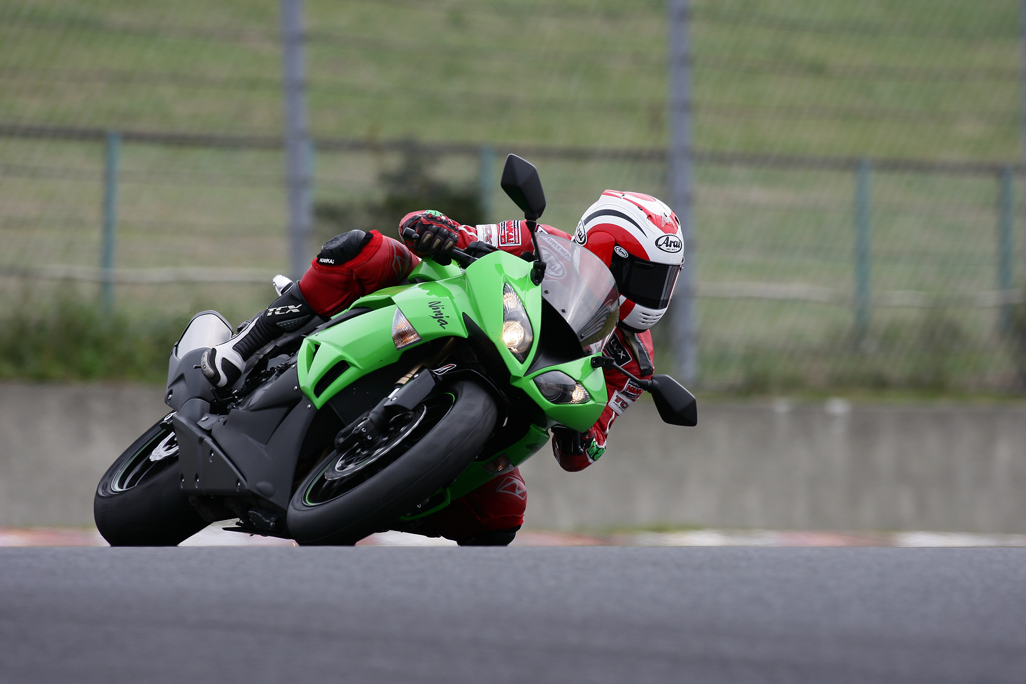 フロントを基点に自在に曲がれるコーナリングマシン／Ninja ZX-6R(2009
