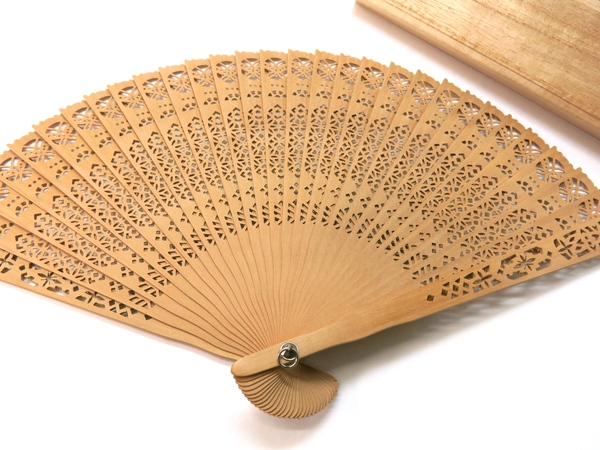 総白檀透かし彫り扇子2018｜6寸2種｜大変希少で贅沢な白檀扇子